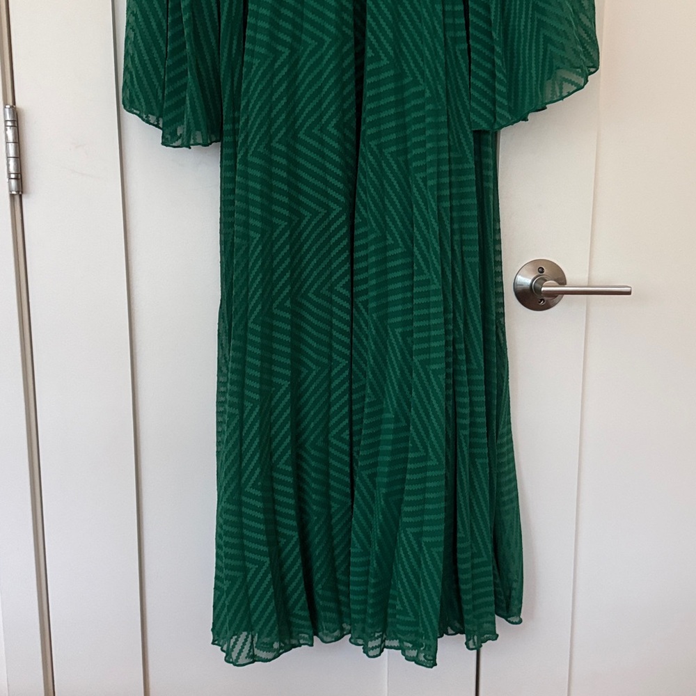 ASOS DESIGN green tie back fluted sleeve pleated chevron chiffon midi dress. - Picture 7 of 9